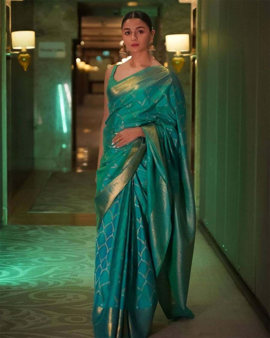 Fetching Rama Soft Silk Saree With Fugacious Blouse Piece