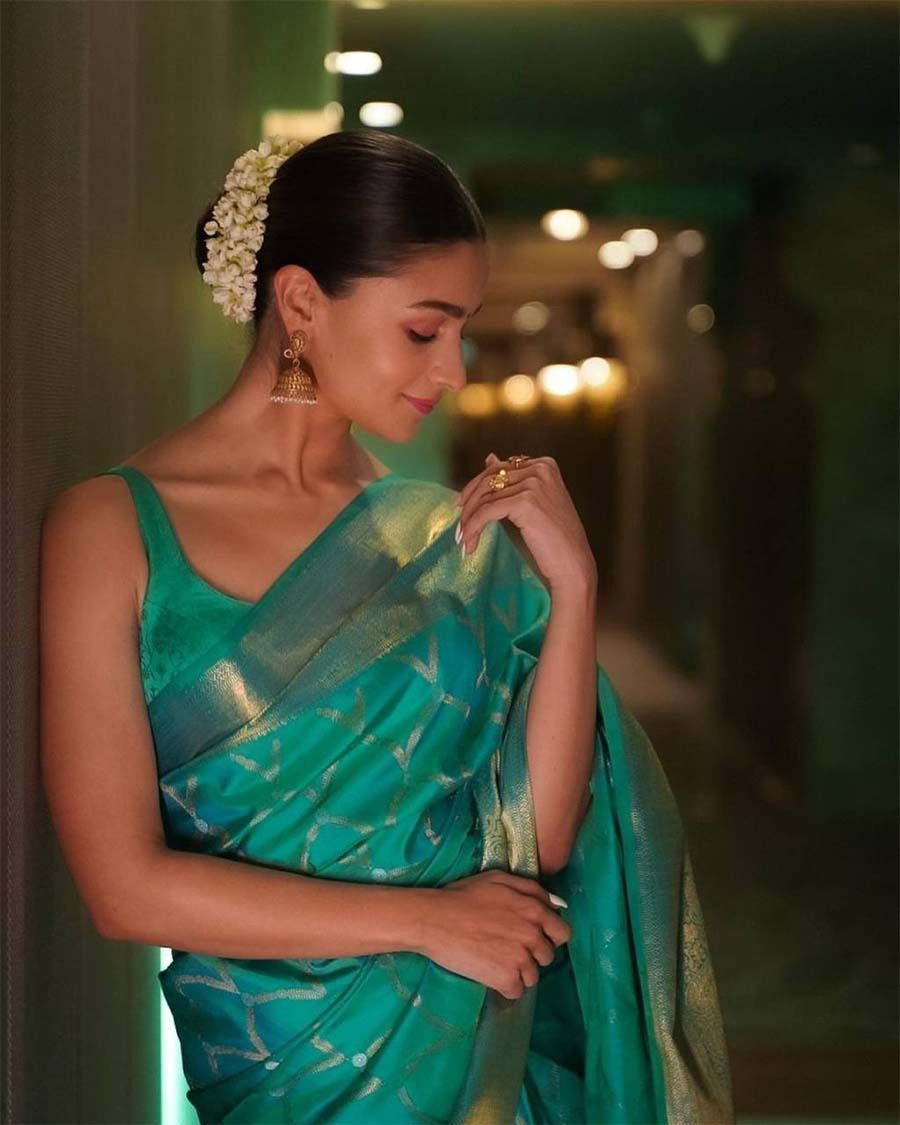 Fetching Rama Soft Silk Saree With Fugacious Blouse Piece