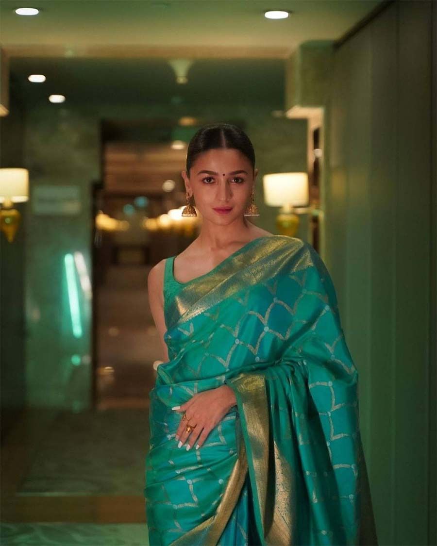 Fetching Rama Soft Silk Saree With Fugacious Blouse Piece