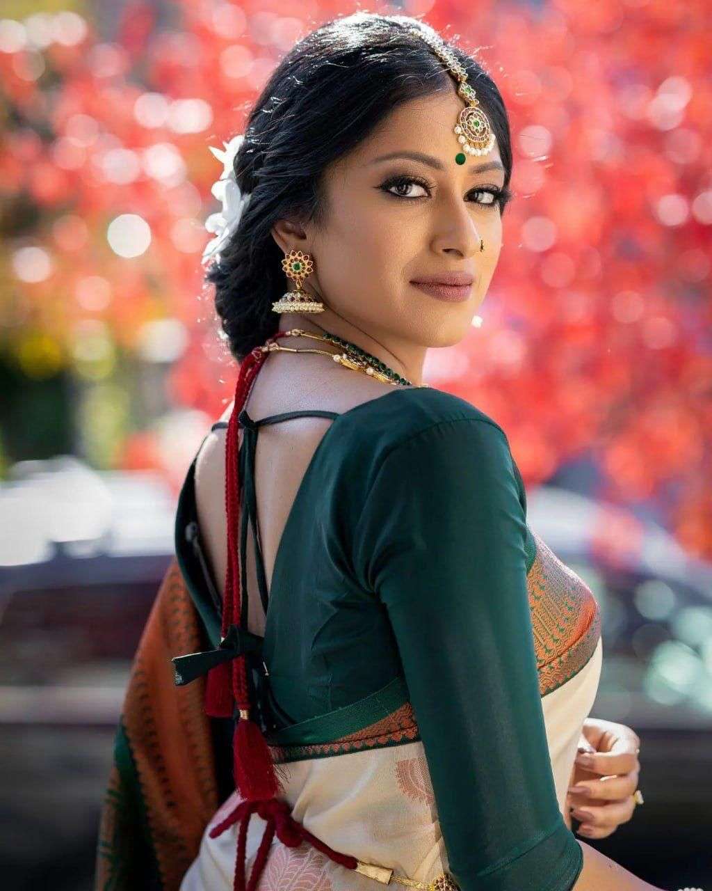 Enchanting Cream Banarasi Silk Saree With Polished Blouse Piece