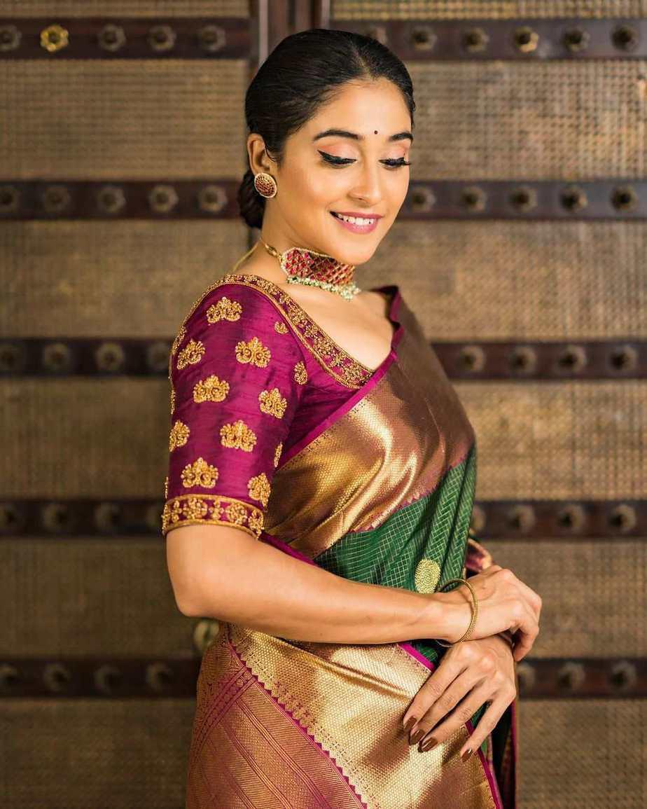 Intriguing Green Banarasi Silk Saree With Spellbinding Blouse Piece
