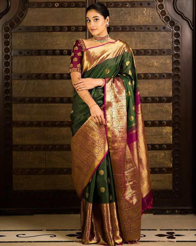Intriguing Green Banarasi Silk Saree With Spellbinding Blouse Piece