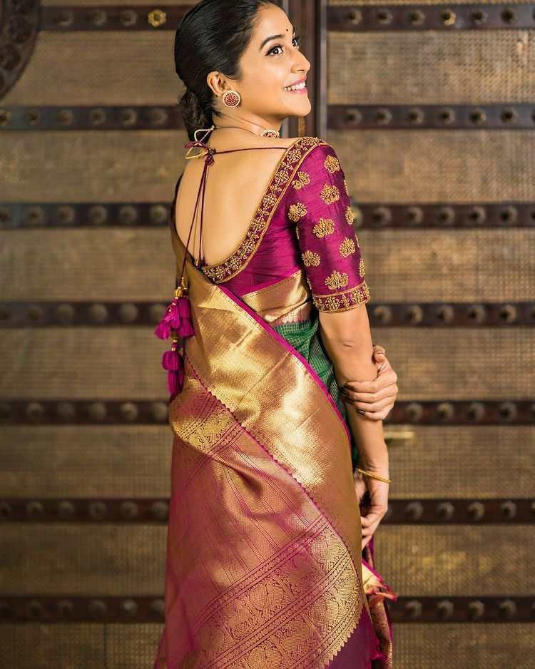 Intriguing Green Banarasi Silk Saree With Spellbinding Blouse Piece