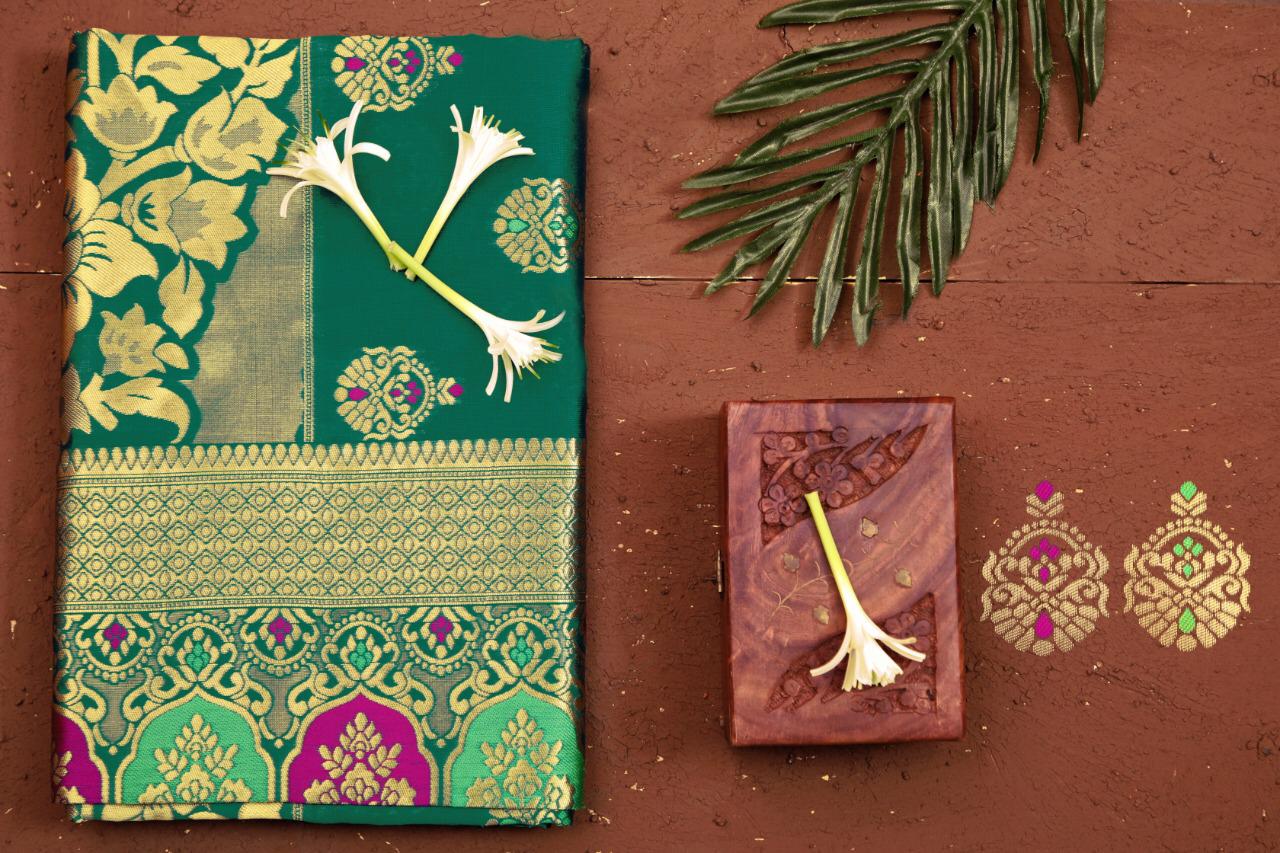 Mesmeric Rama Banarasi Silk Saree With Effervescent Blouse Piece