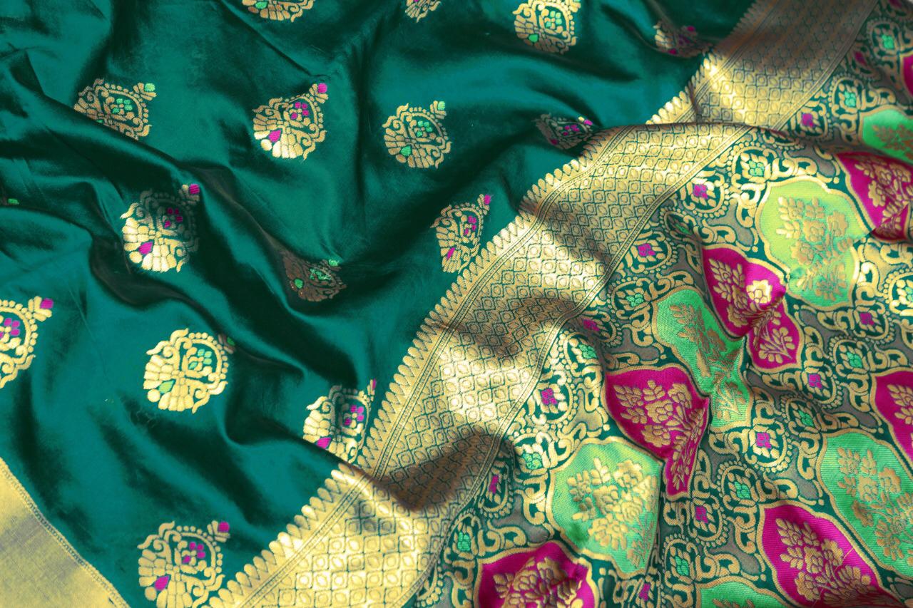 Mesmeric Rama Banarasi Silk Saree With Effervescent Blouse Piece