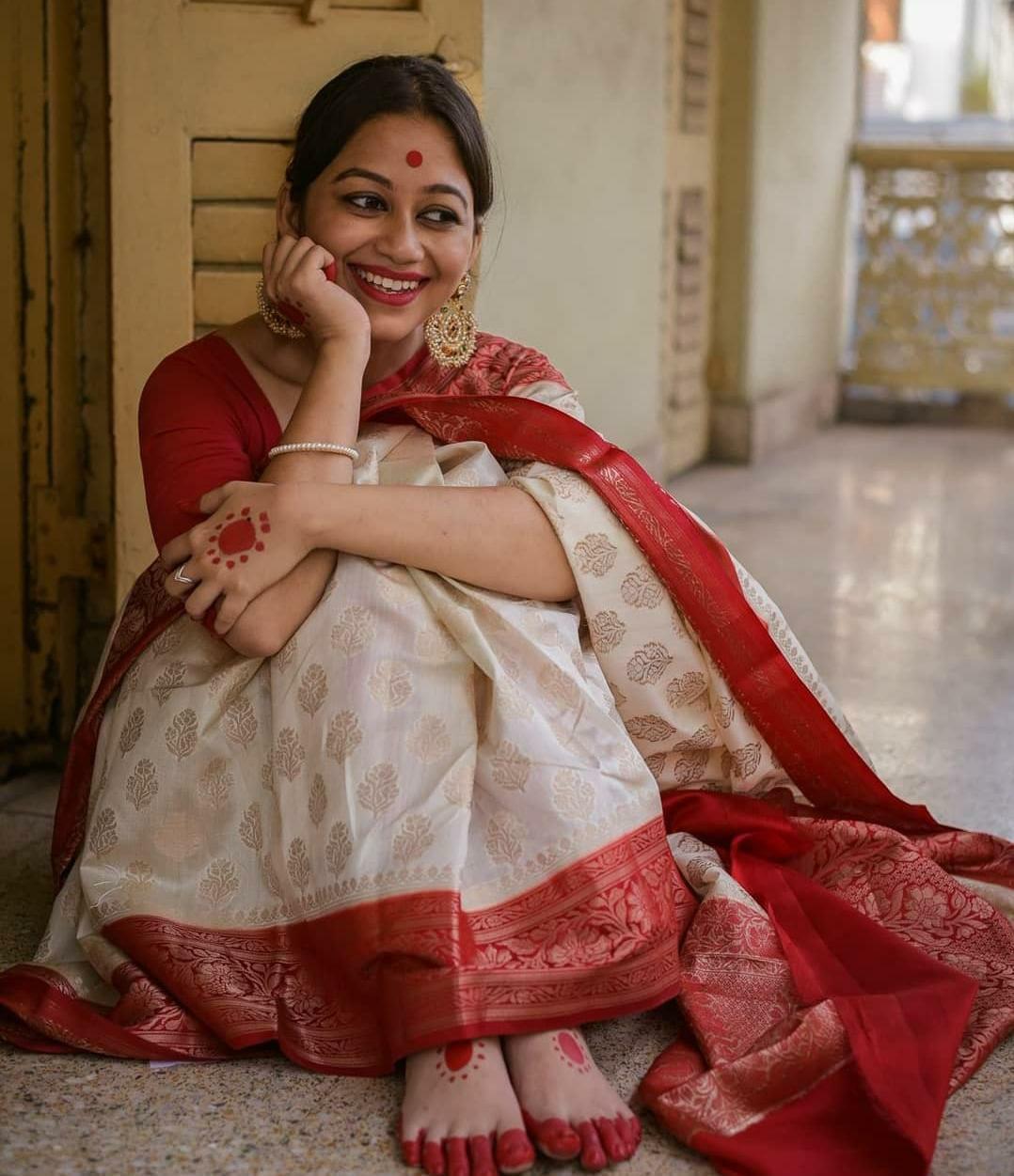 Melodious Beige Banarasi Silk Saree With Magical Blouse Piece