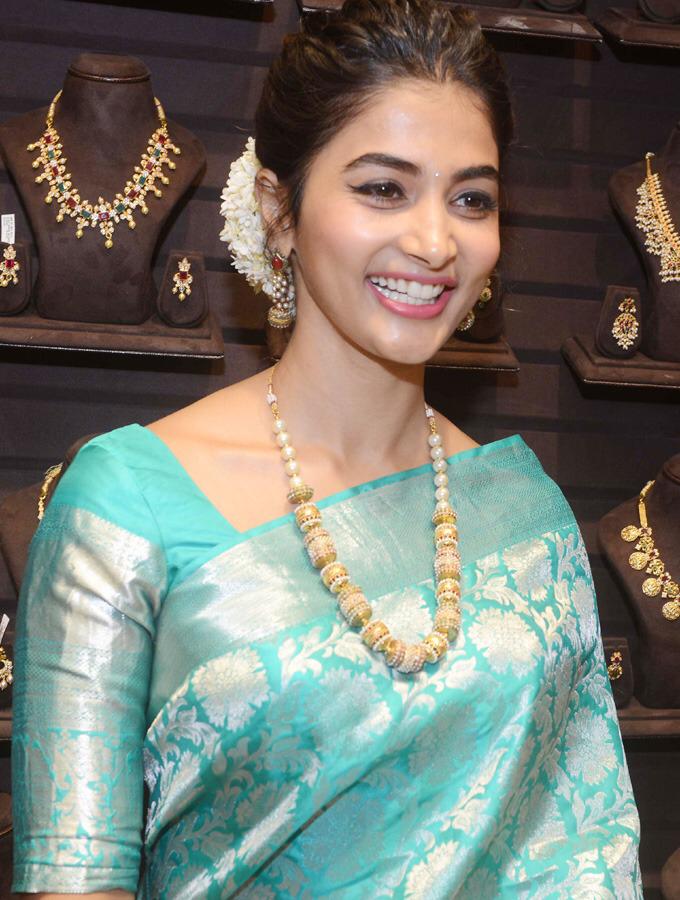 Silvery Firozi Banarasi Silk Saree With Harmonious Blouse Piece