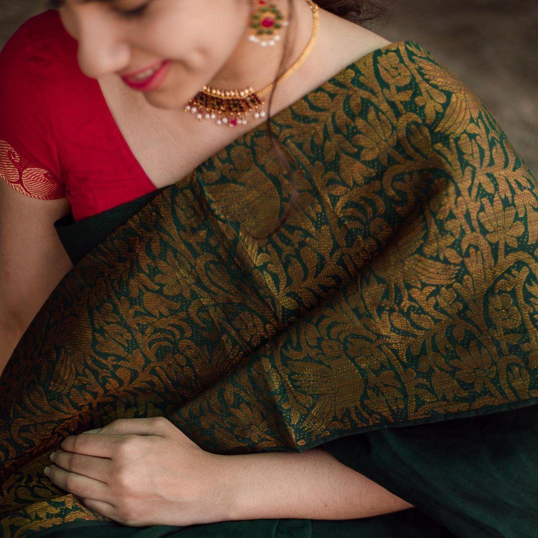 Refined Green Soft Silk Saree With Stylish Blouse Piece