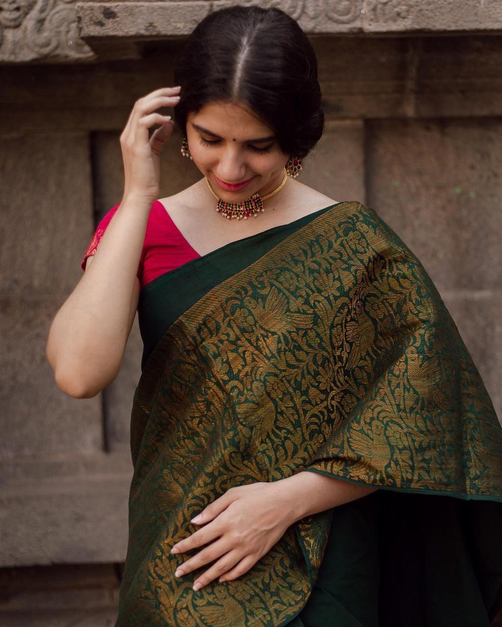 Refined Green Soft Silk Saree With Stylish Blouse Piece
