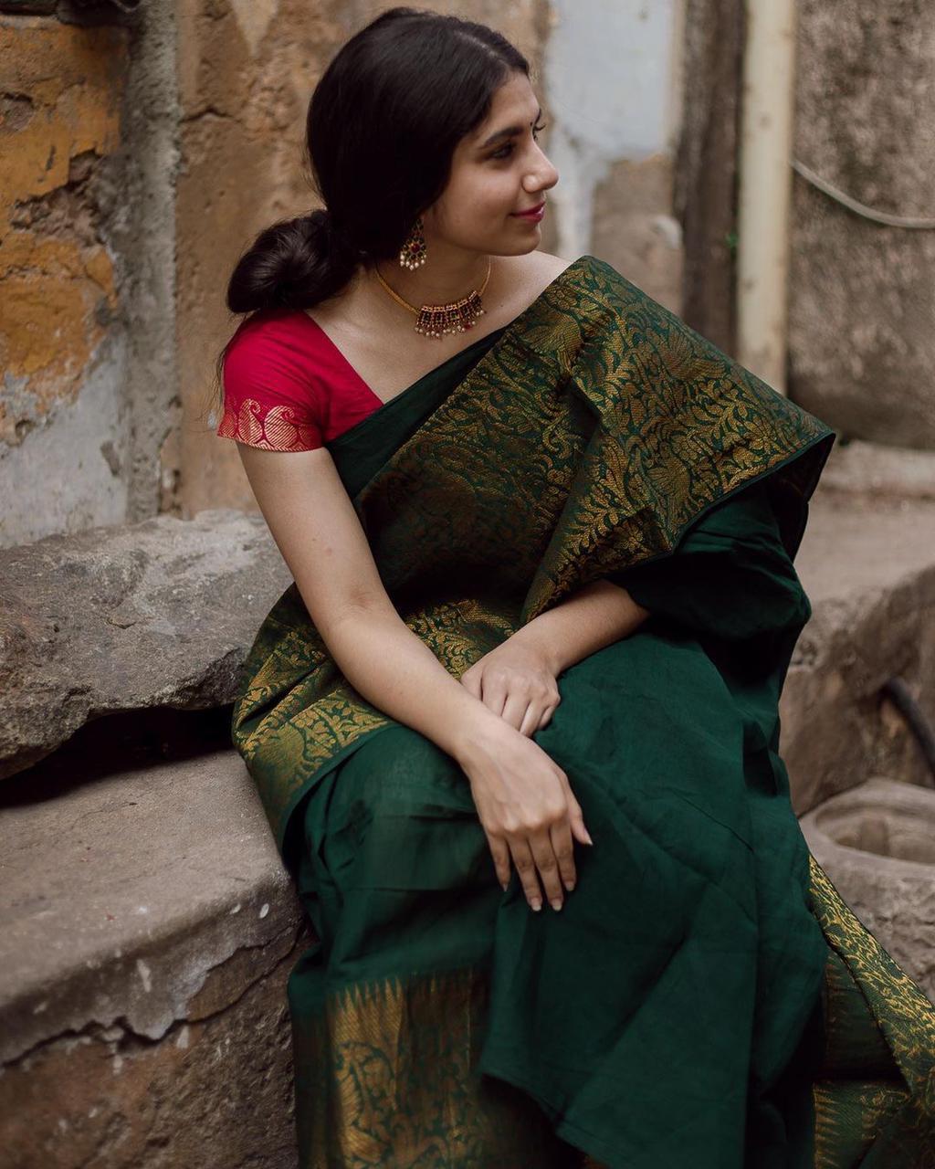 Refined Green Soft Silk Saree With Stylish Blouse Piece