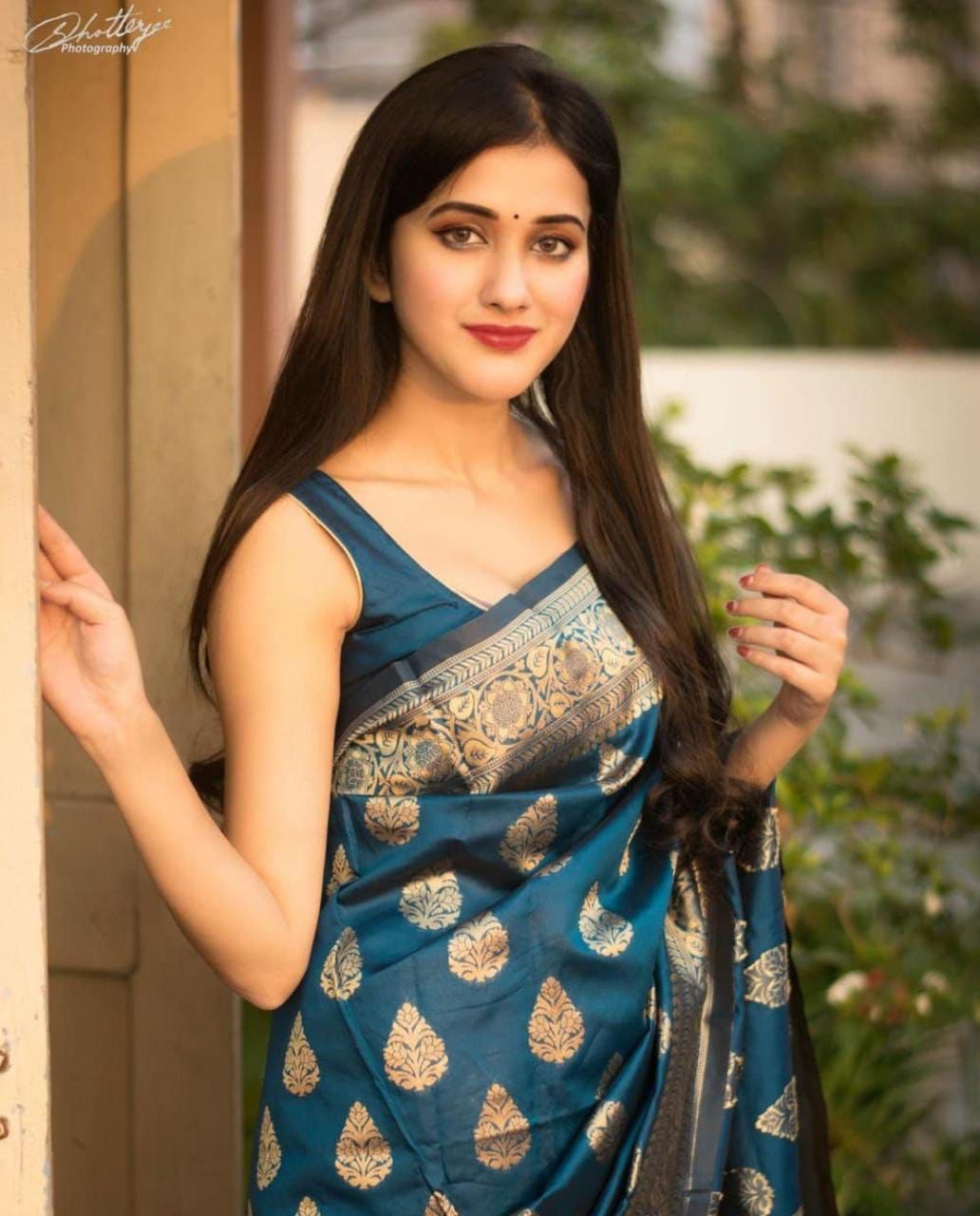 Elegant Blue Banarasi Silk Saree With Stunning Blouse Piece