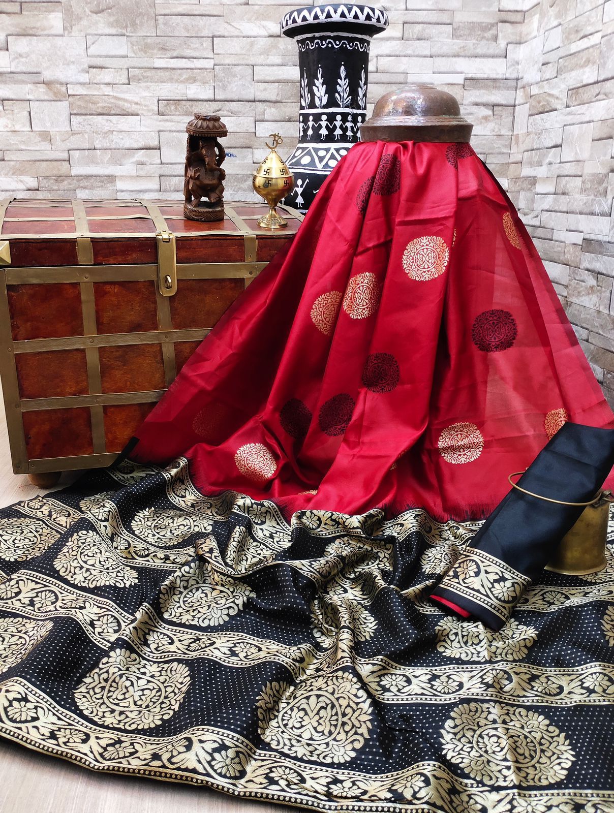 Stunner Red Soft Silk Saree With Snappy Blouse Piece