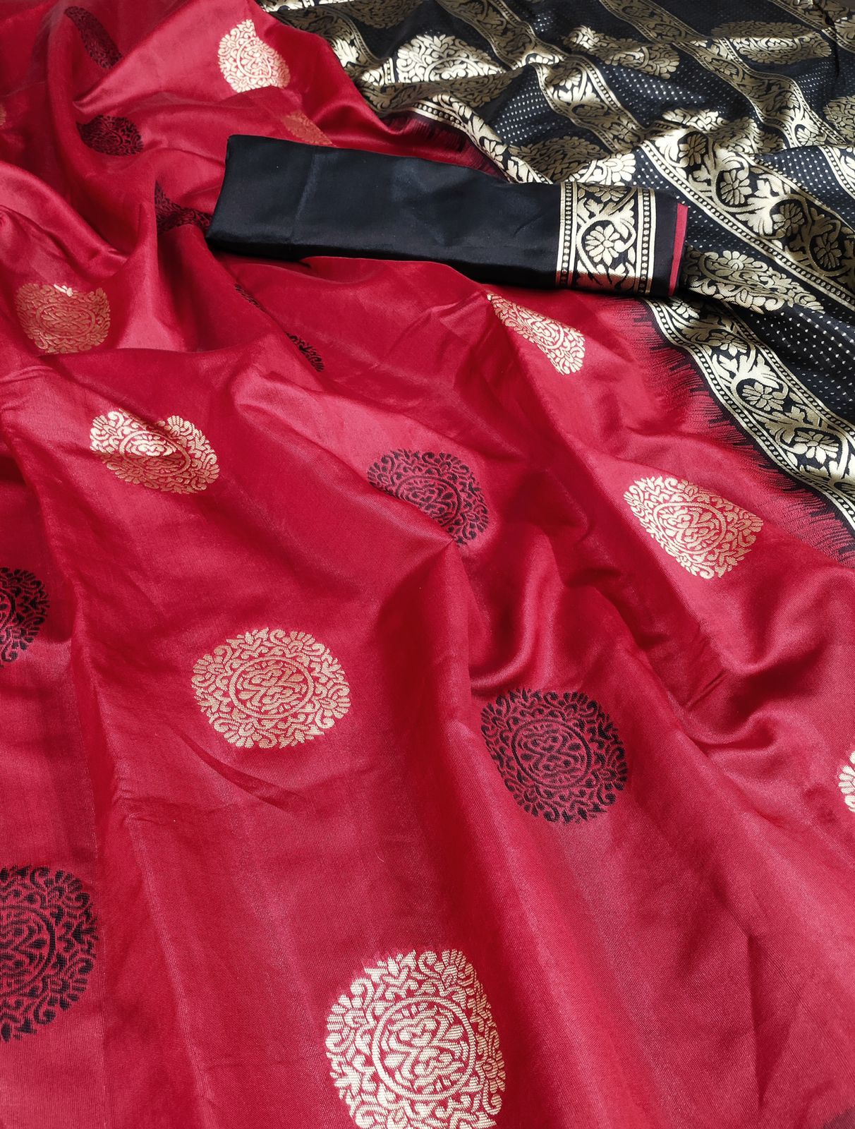 Stunner Red Soft Silk Saree With Snappy Blouse Piece