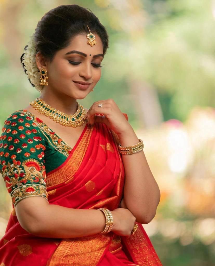 Delightful Red Banarasi Silk Saree With Fashionable Blouse Piece