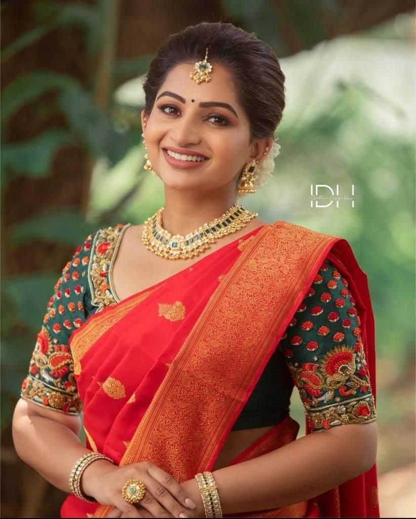Delightful Red Banarasi Silk Saree With Fashionable Blouse Piece