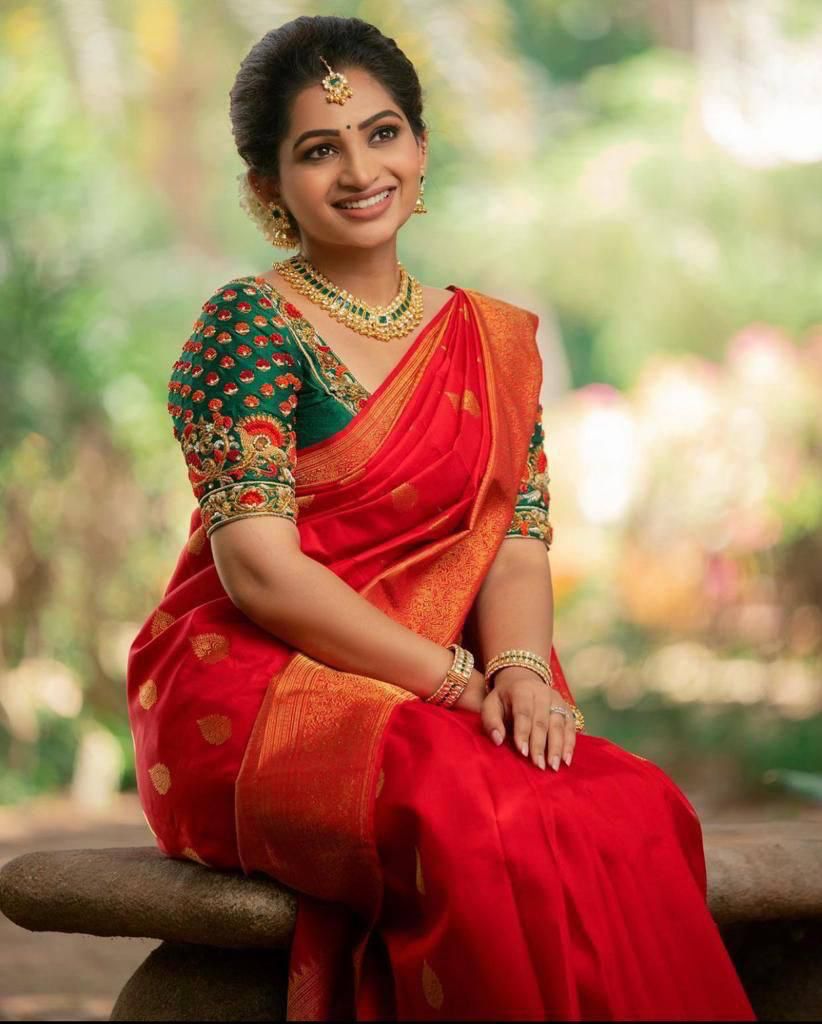 Delightful Red Banarasi Silk Saree With Fashionable Blouse Piece