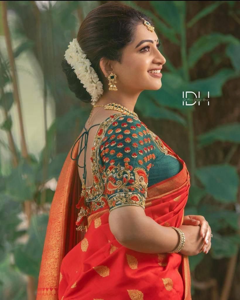 Delightful Red Banarasi Silk Saree With Fashionable Blouse Piece