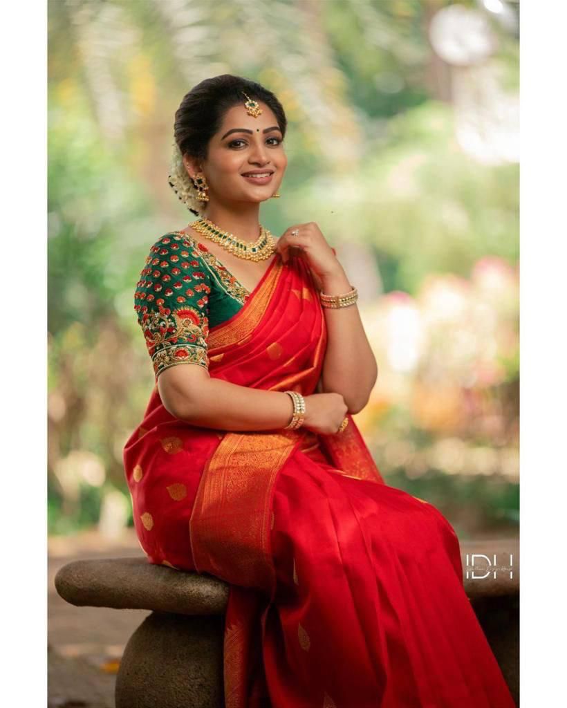 Delightful Red Banarasi Silk Saree With Fashionable Blouse Piece