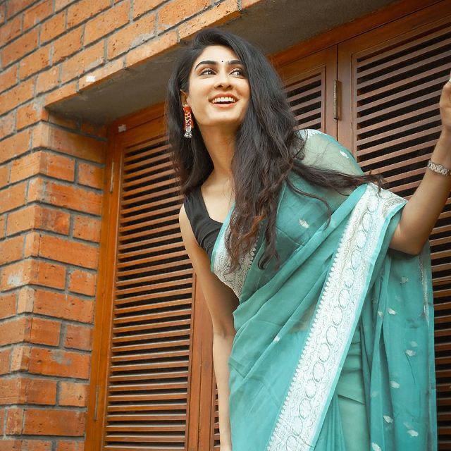 Aesthetic Firozi Soft Silk Saree With Angelic Blouse Piece