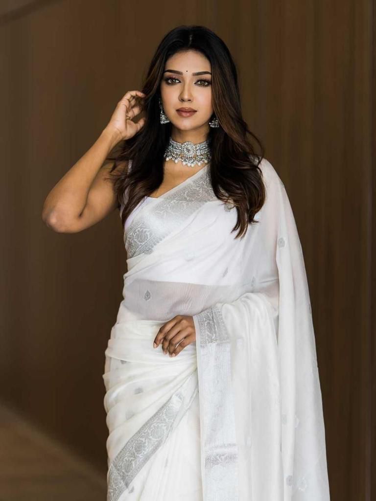 Mesmerizing White Soft Silk Saree With Graceful Blouse Piece