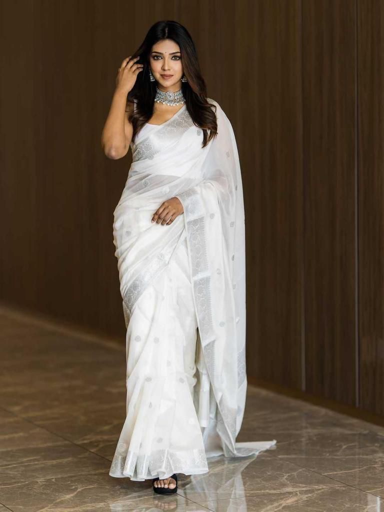 Mesmerizing White Soft Silk Saree With Graceful Blouse Piece