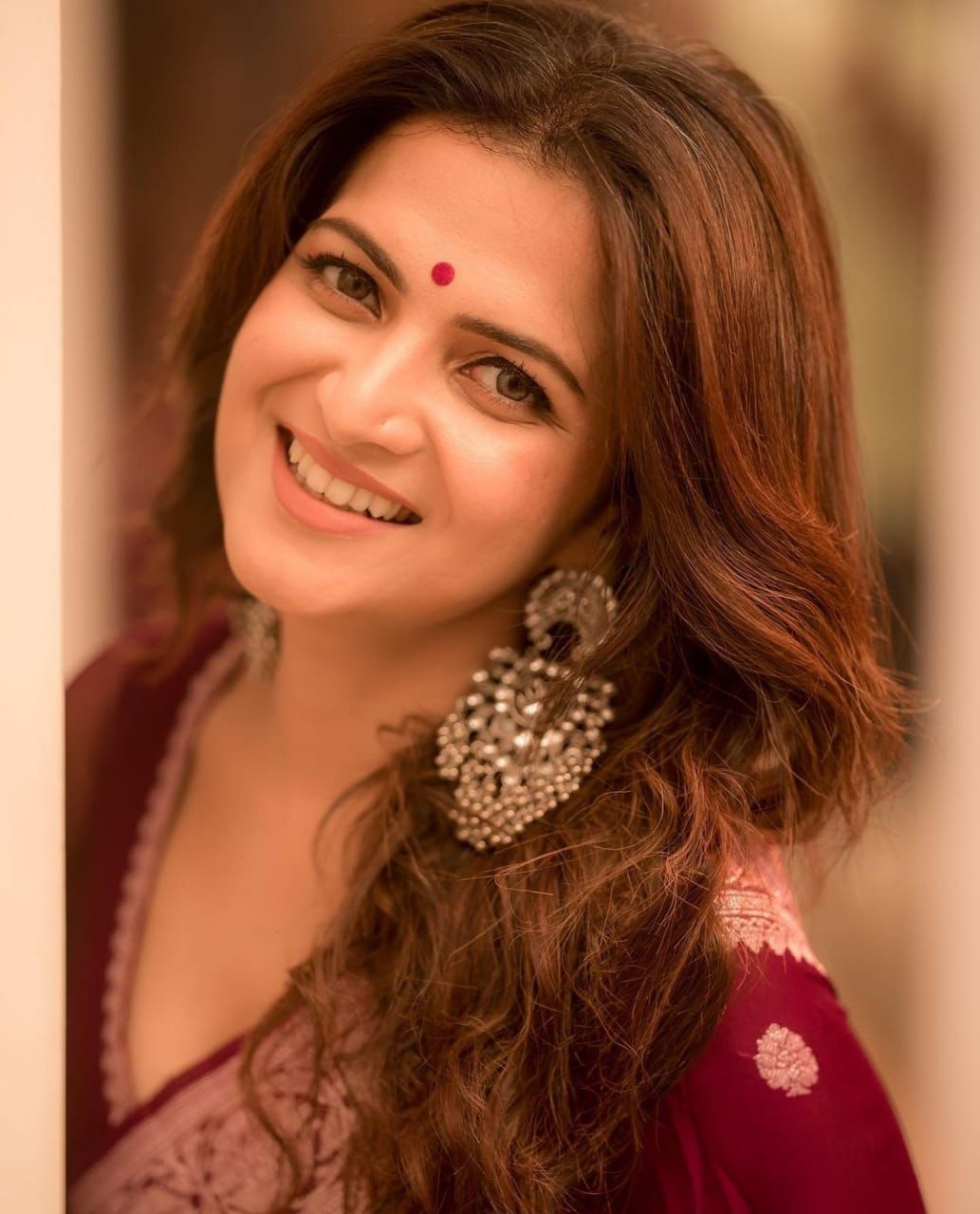 Elegant Wine Soft Silk Saree With Captivating Blouse Piece