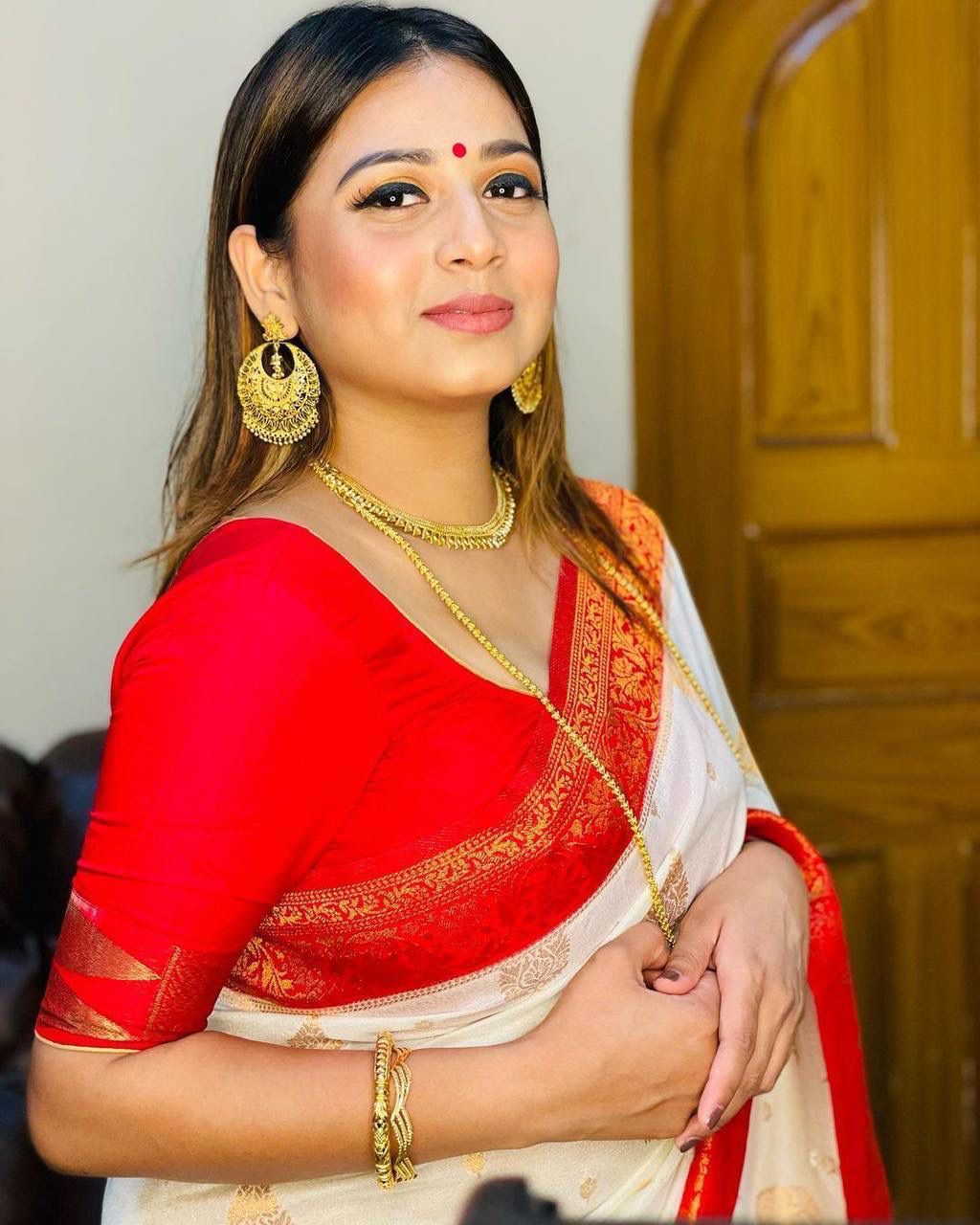 Vibrant White Banarasi Silk Saree With Enigmatic Blouse Piece