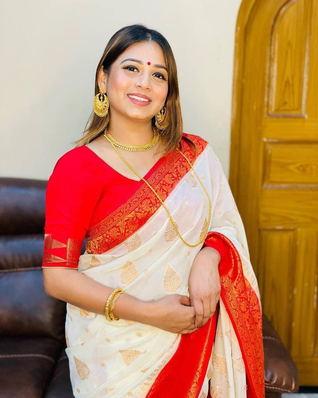 Vibrant White Banarasi Silk Saree With Enigmatic Blouse Piece