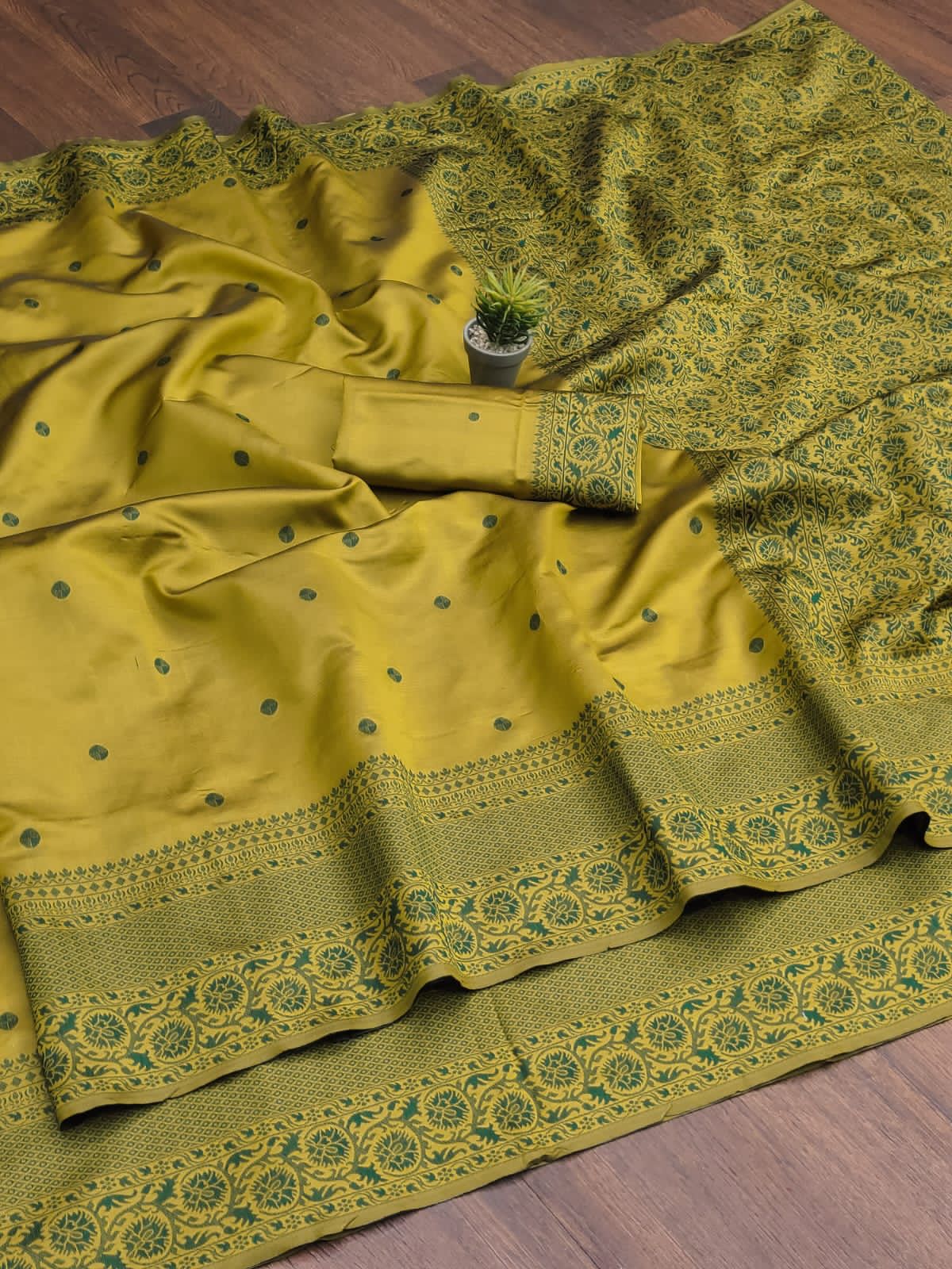 Bewitching Mehandi Soft Silk Saree With Glorious Blouse Piece
