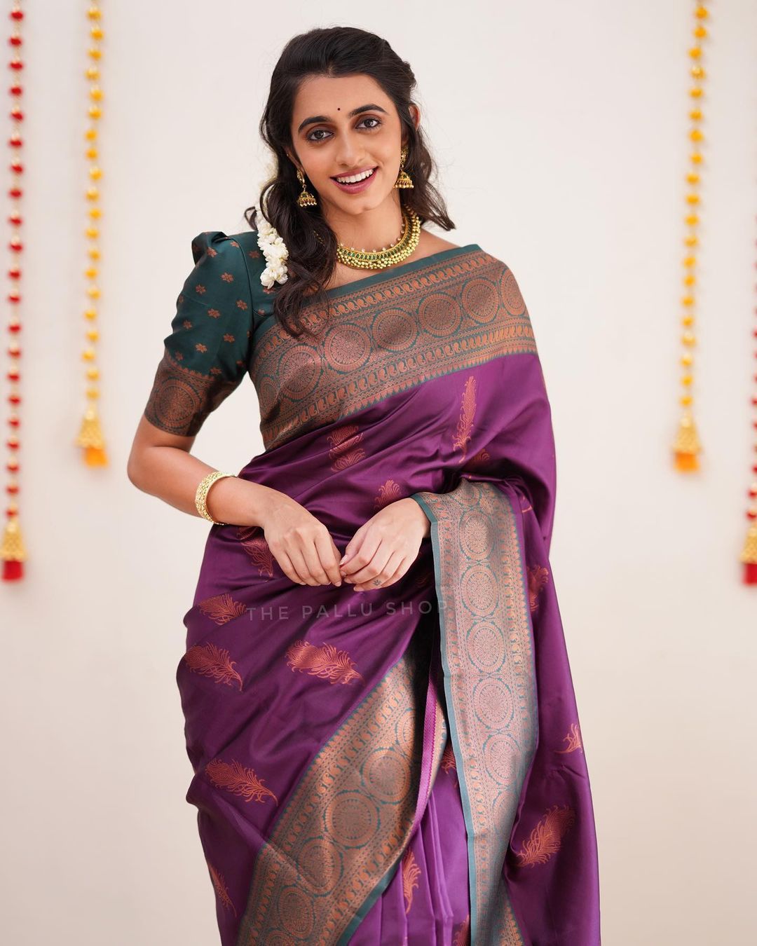 Aesthetic Purple Banarasi Silk Saree With Classic Blouse Piece