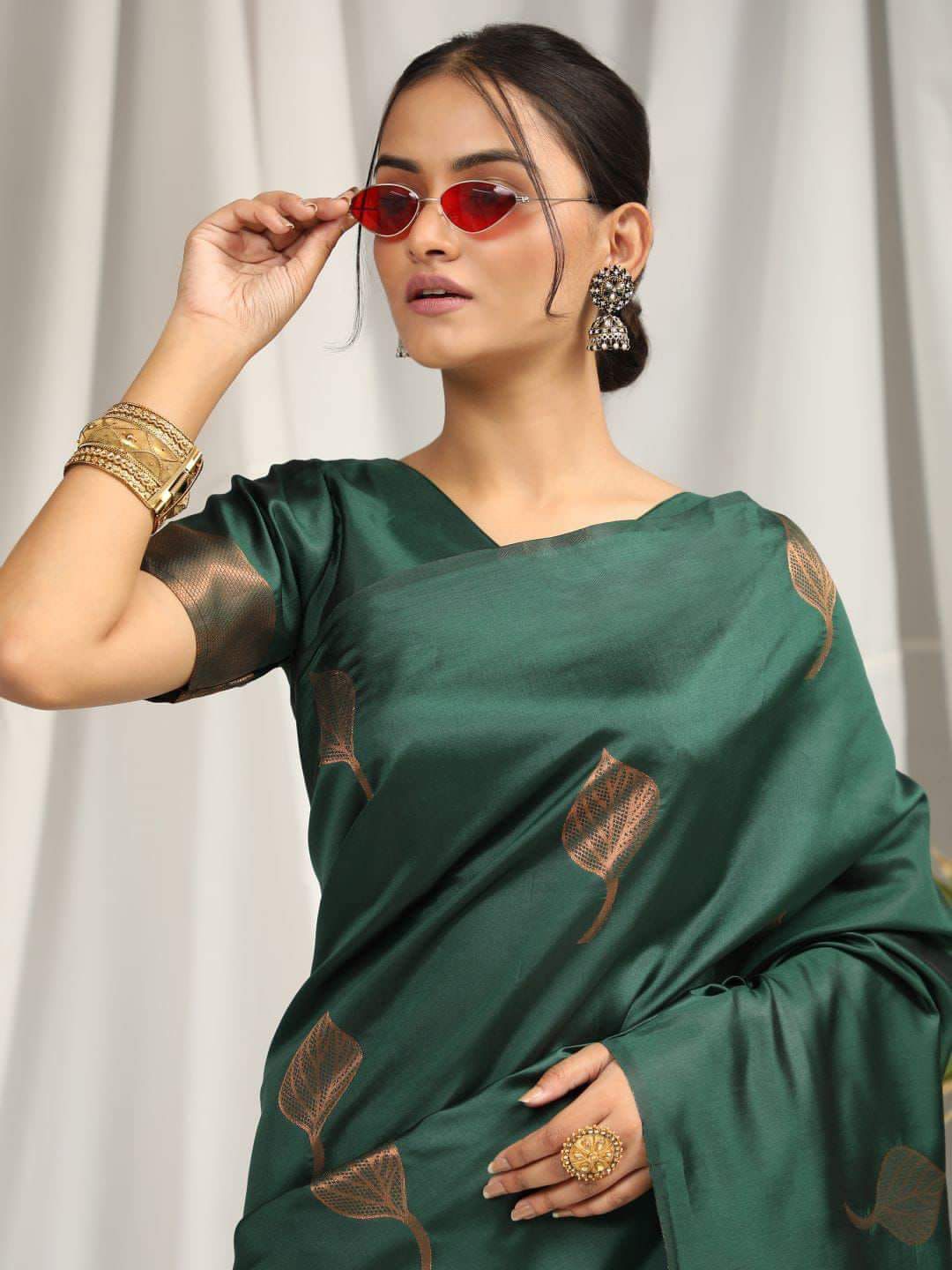 Mesmeric Green Soft Silk Saree With Lovely Blouse Piece