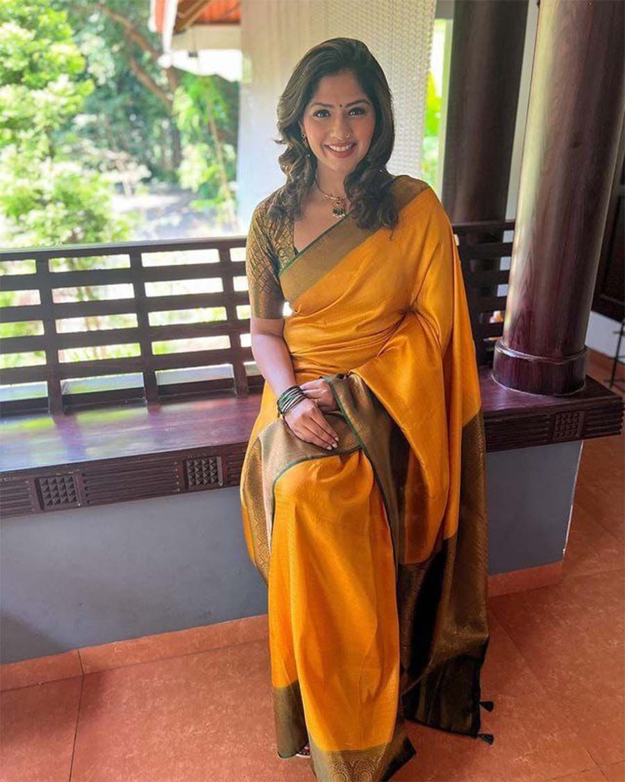 Opulent Yellow Banarasi Silk Saree With Fashionable Blouse Piece