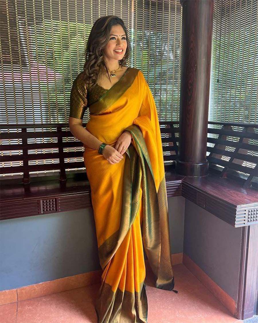 Opulent Yellow Banarasi Silk Saree With Fashionable Blouse Piece