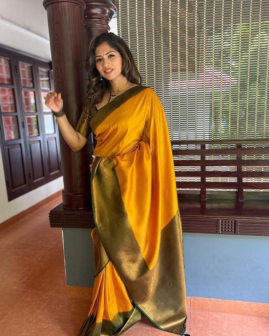 Opulent Yellow Banarasi Silk Saree With Fashionable Blouse Piece