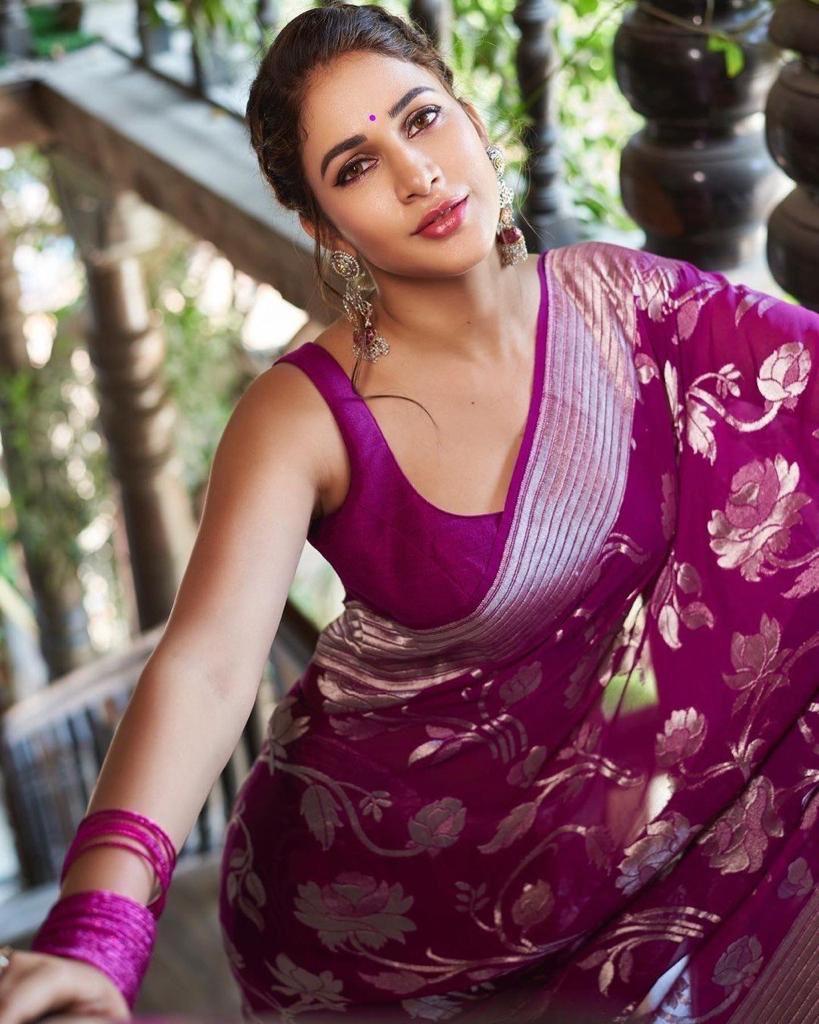 Winsome Purple Banarasi Silk Saree With Graceful Blouse Piece