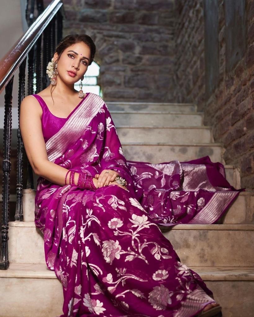 Winsome Purple Banarasi Silk Saree With Graceful Blouse Piece