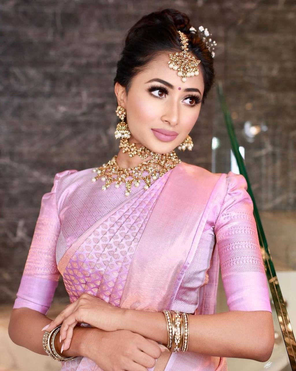 Dazzling Peach Banarasi Silk Saree With Glamorous Blouse Piece
