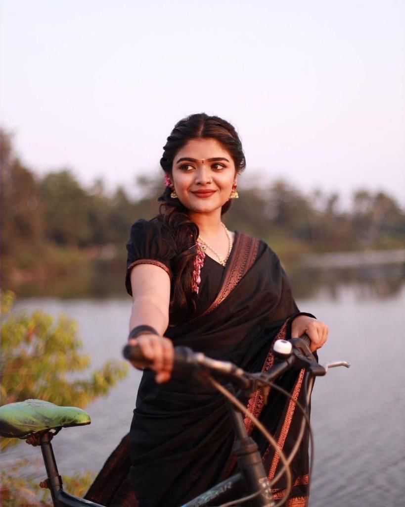 Flameboyant Black Soft Silk Saree With Stylish Blouse Piece