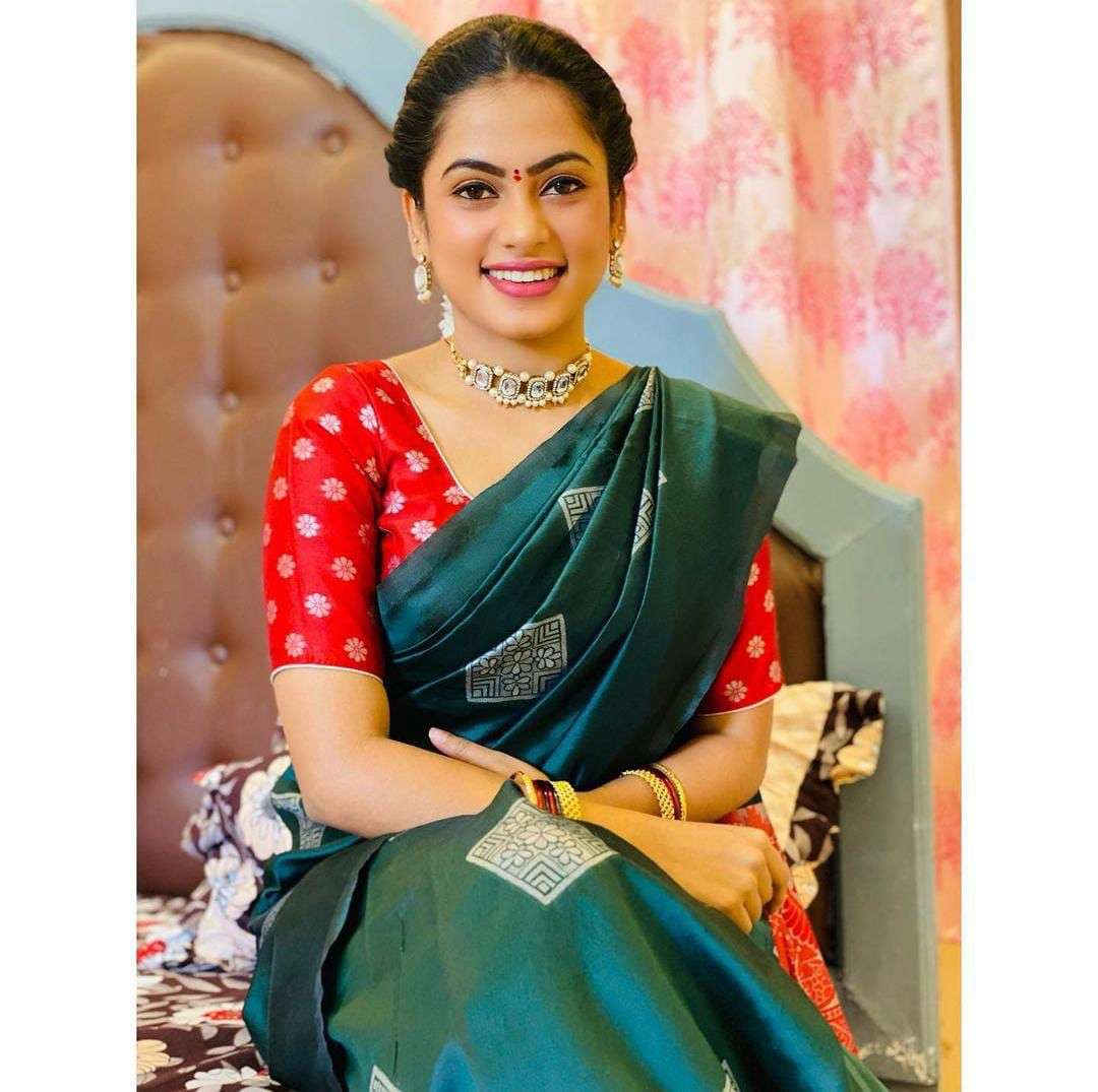 Gorgeous Green Soft Silk Saree With Flattering Blouse Piece