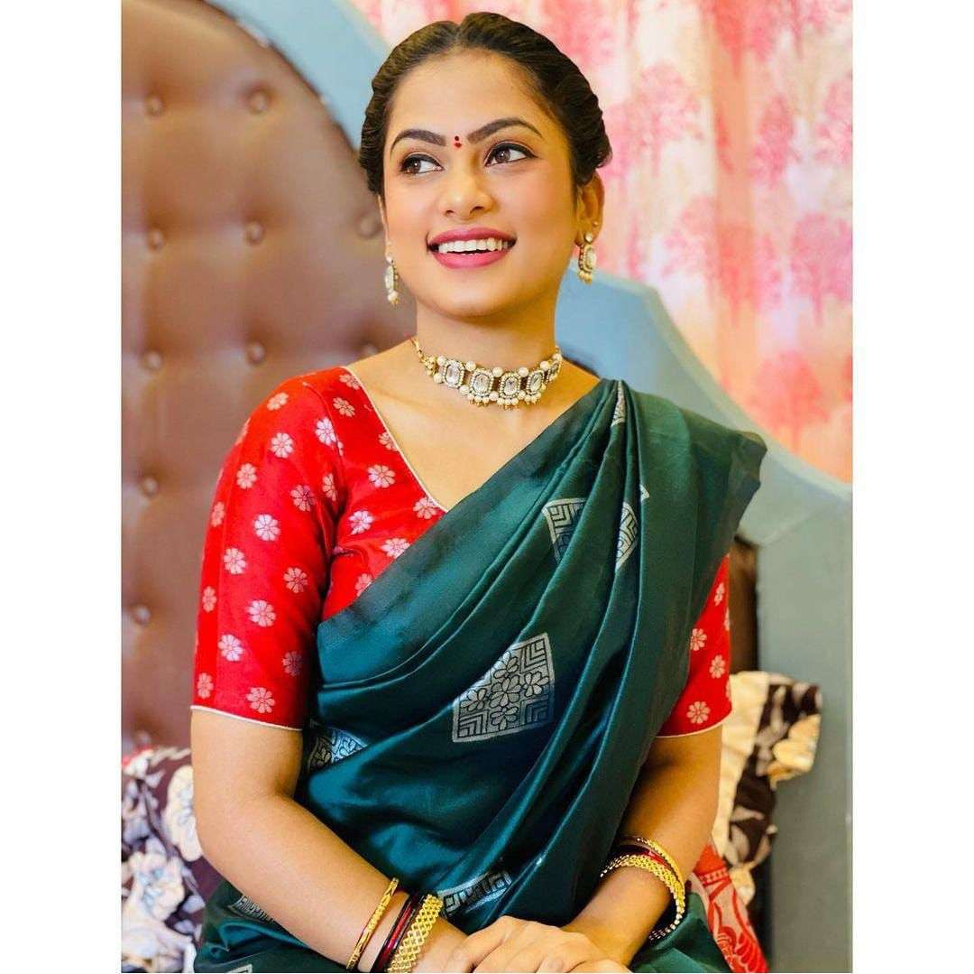 Gorgeous Green Soft Silk Saree With Flattering Blouse Piece