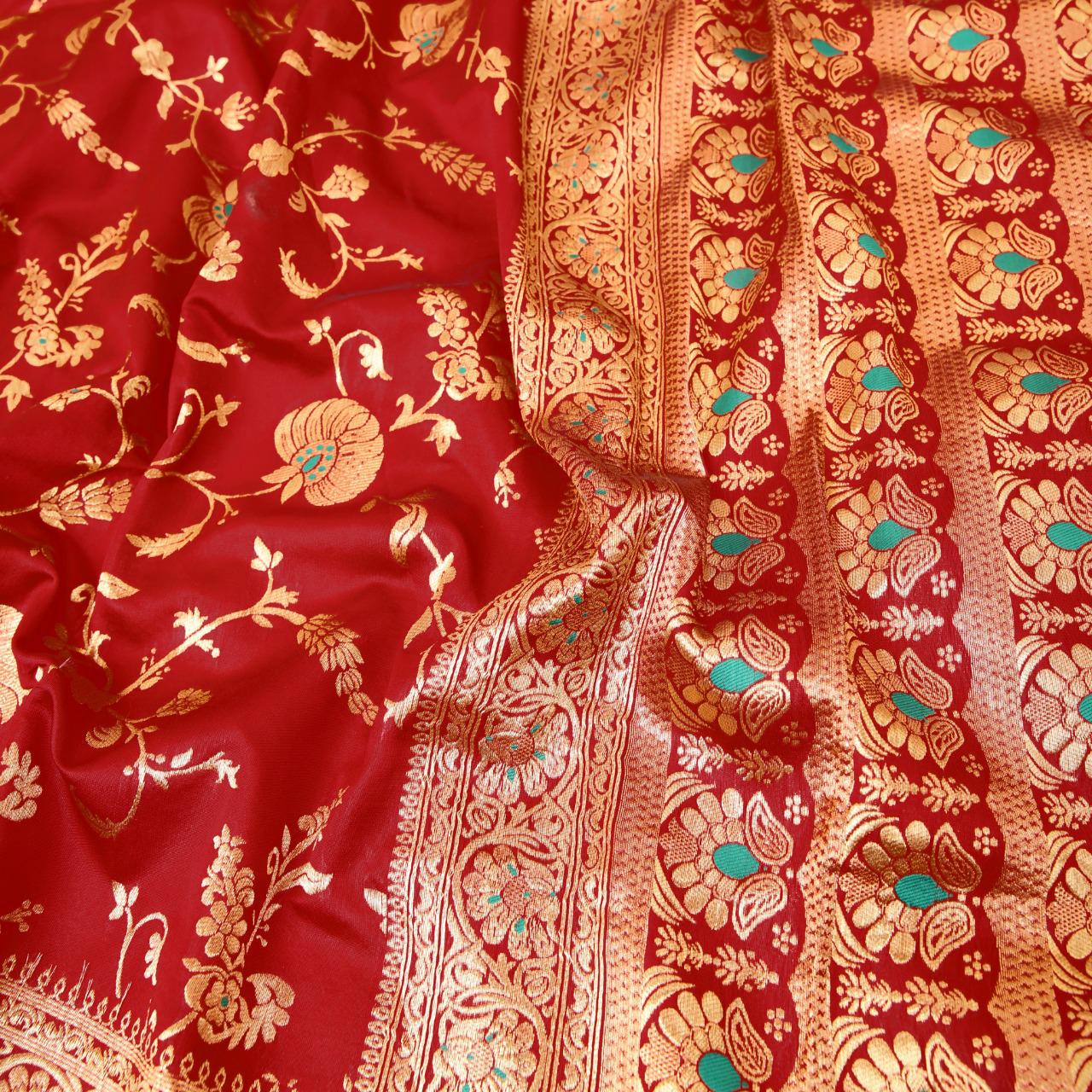 Beauteous Red Banarasi Silk Saree With Radiant Blouse Piece