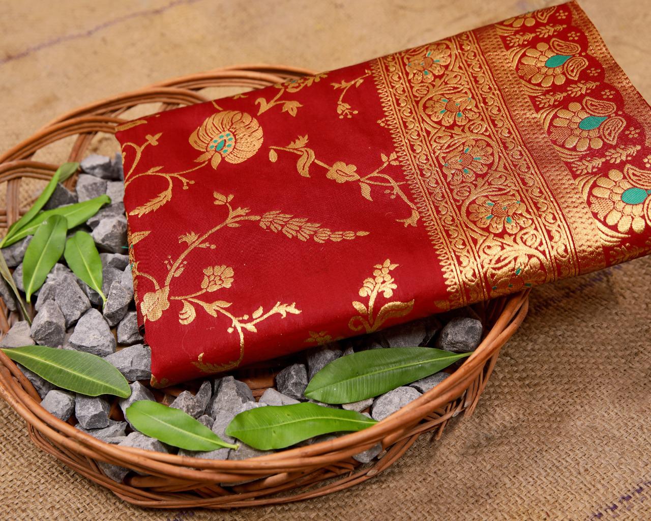 Beauteous Red Banarasi Silk Saree With Radiant Blouse Piece
