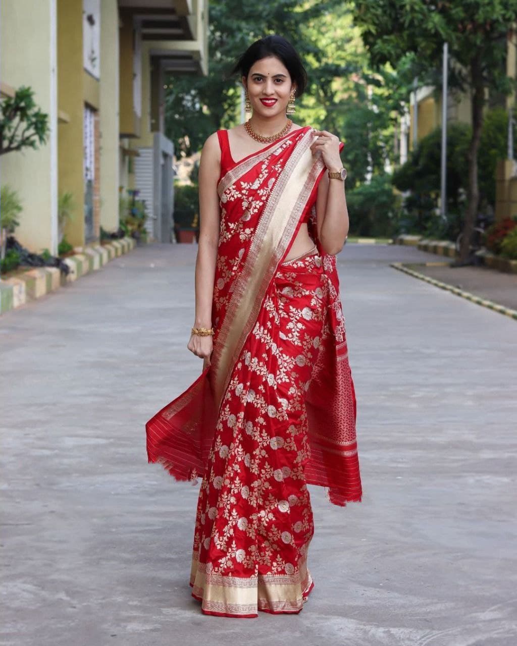 Leisurely Red Soft Silk Saree With Imperturbable Blouse Piece