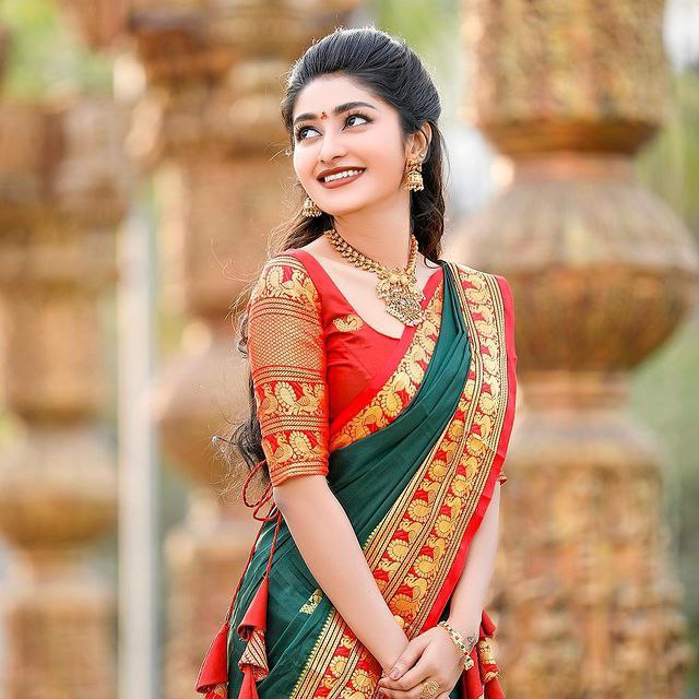 Resonant Green Soft Silk Saree With Echoing Blouse Piece