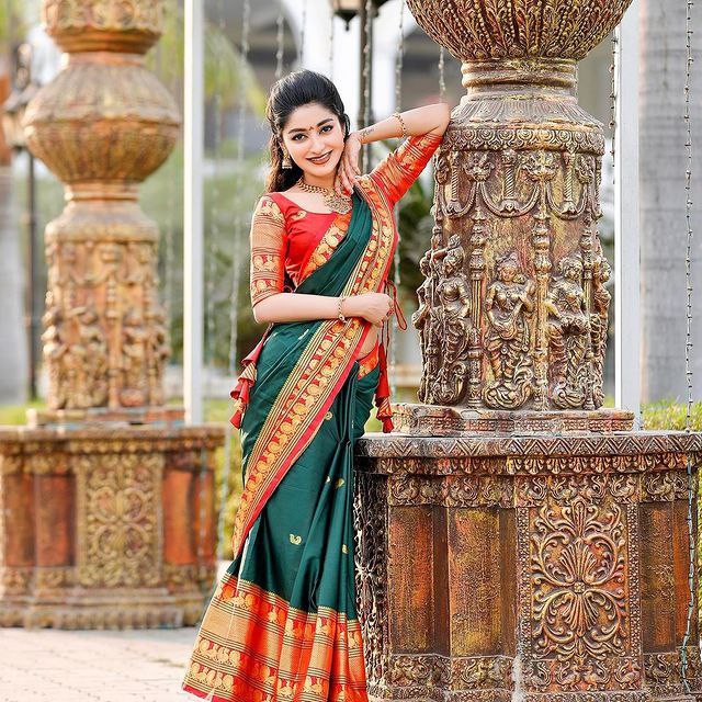 Resonant Green Soft Silk Saree With Echoing Blouse Piece