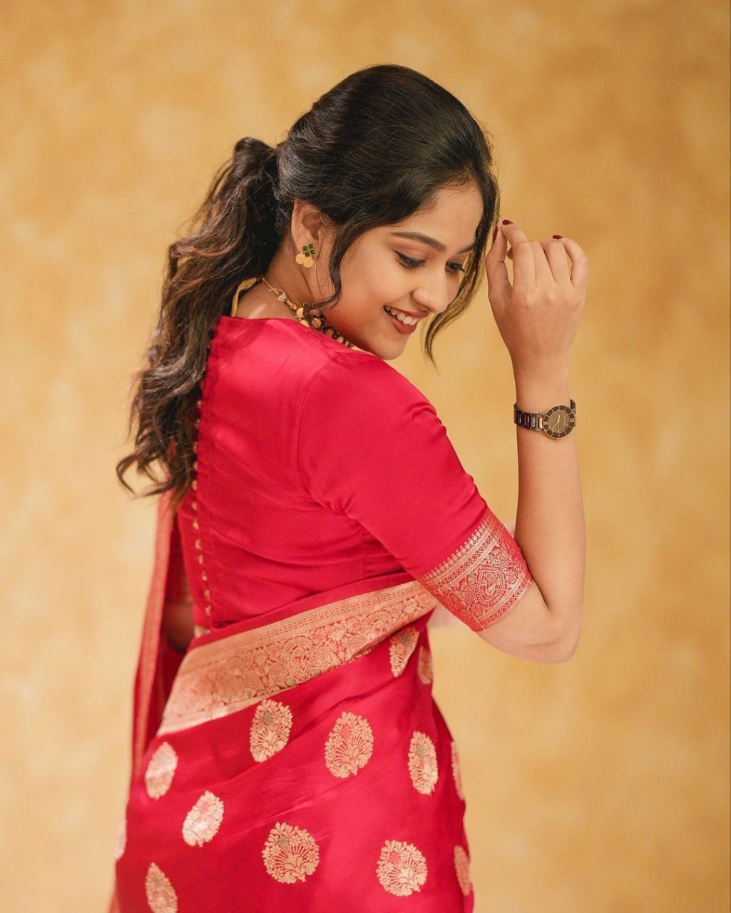 Heartening Red Soft Silk Saree With Contenting Blouse Piece