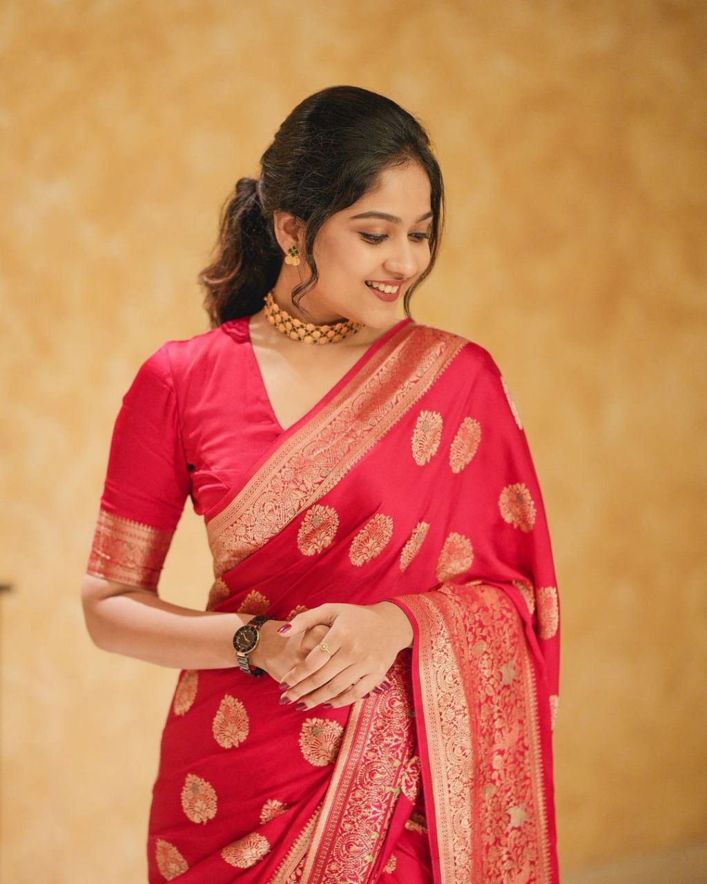 Heartening Red Soft Silk Saree With Contenting Blouse Piece
