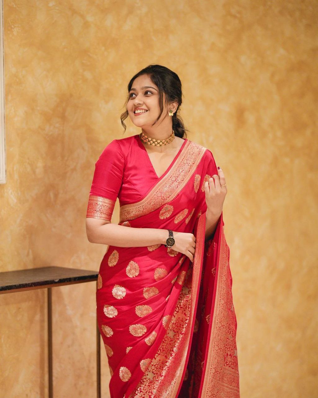Heartening Red Soft Silk Saree With Contenting Blouse Piece