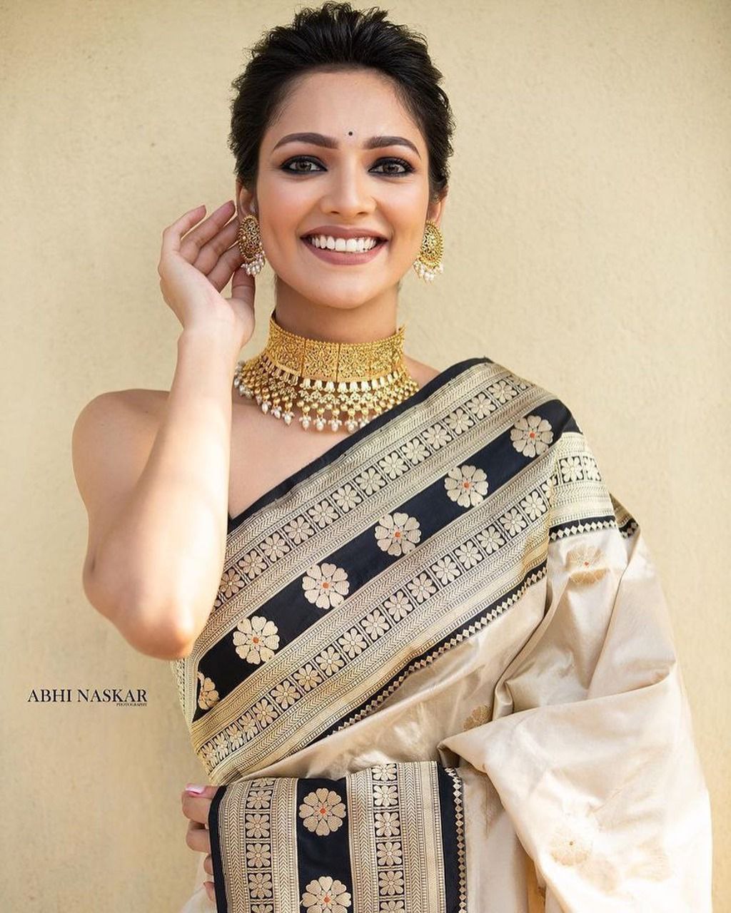 Refined Off White Soft Silk Saree With Tender Blouse Piece