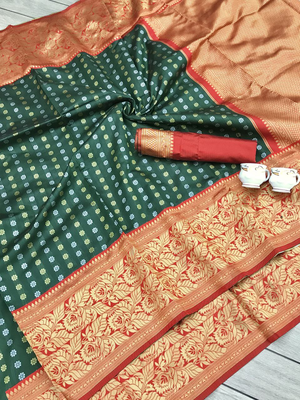 Extraordinary Green Soft Silk Saree With Hypnotic Blouse Piece